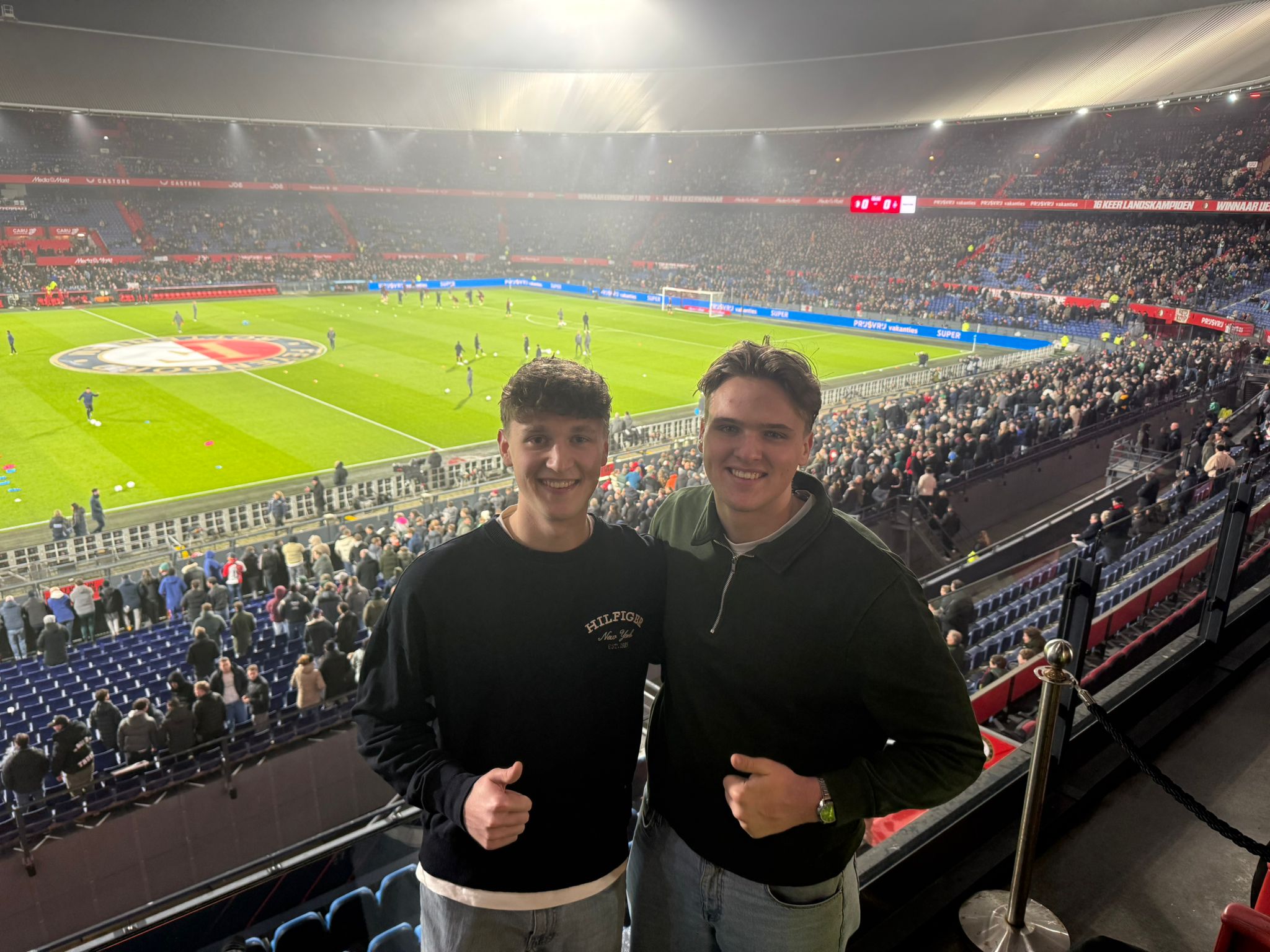 Justin Verheul en Tim Stolk bezoeken De Kuip na winst hoofdprijs Kerstrad