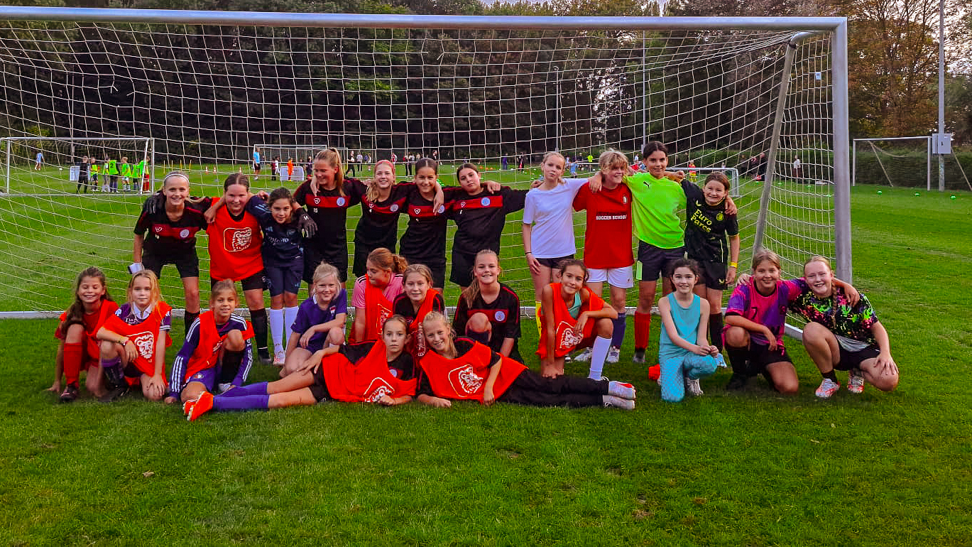 Nieuw meidenteam VVGZ MO11-1